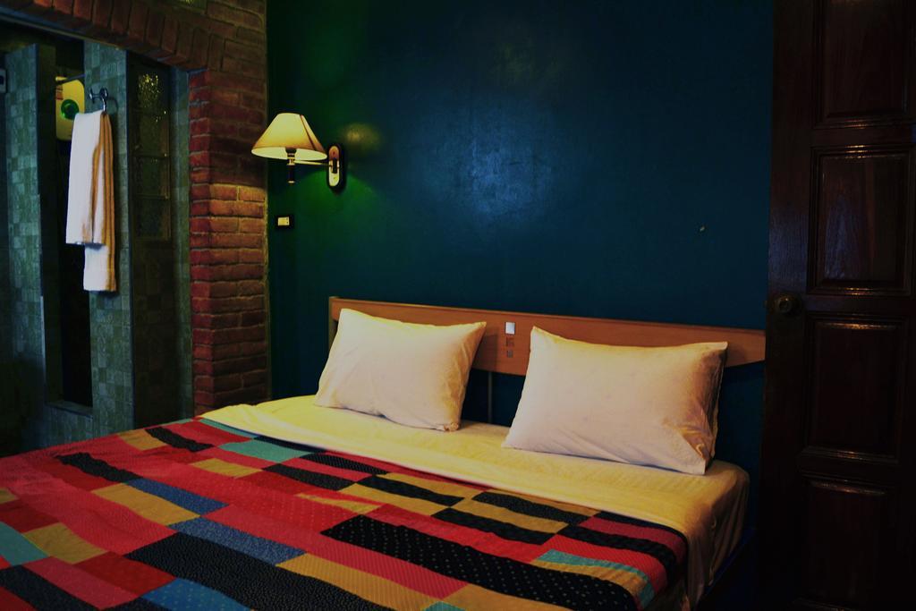 Brickhouse Ayutthaya Guesthouse Est 1986 Екстер'єр фото